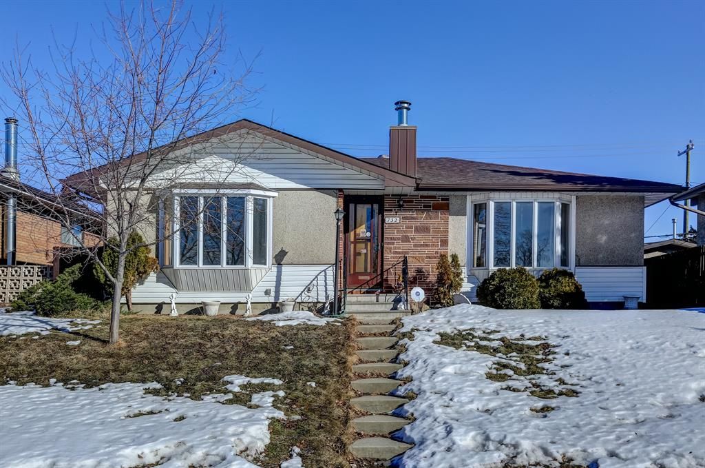 Open House. Open House on Sunday, February 19, 2023 12:00PM - 2:00PM
Large 1499 sq ft Bungalow with Sun Room!